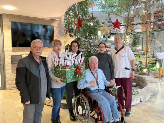 Übergabe der Weihnachtspost. Von links nach rechts: Norbert Thieme, Lisa Sattler, Cornelia Tusa, Rudolf Weiß, Ingrid Pfeiffer und Jürgen Siebert.