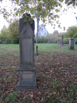 Kunstvolle Grabmäler auf dem Biedermeier Friedhof der St. Andreaskirche in Dürrmenz.