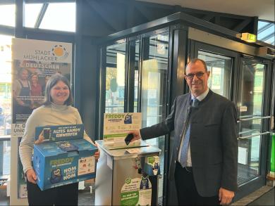 Oberbürgermeister Frank Schneider und Klimaschutzmanagerin Johanna Wösle bei der Einweihung der Sammelbox.