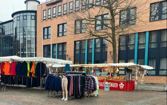 Der Krämermarkt vor dem Rathaus Mühlacker.