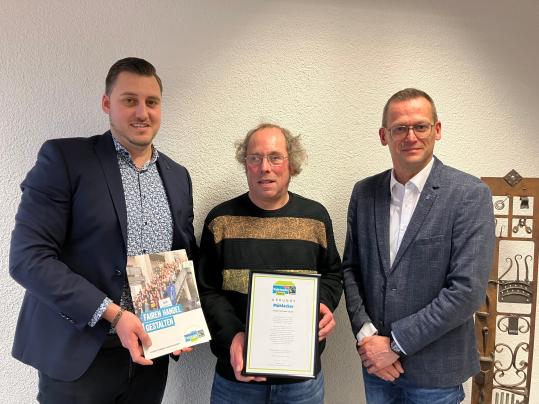 Von links nach rechts: Wirtschaftsförderer Mirko Elinger, CDU-Stadtrat und Mitglied der Steuerungsgruppe Fairtrade Matthias Trück mit der Fairtrade-Urkunde sowie Oberbürgermeister Stephan Retter.