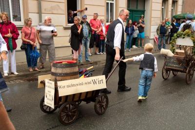 Gastwirt Bernd Adam vom Hotel Reussischen Hof, Schmölln, mit Enkel